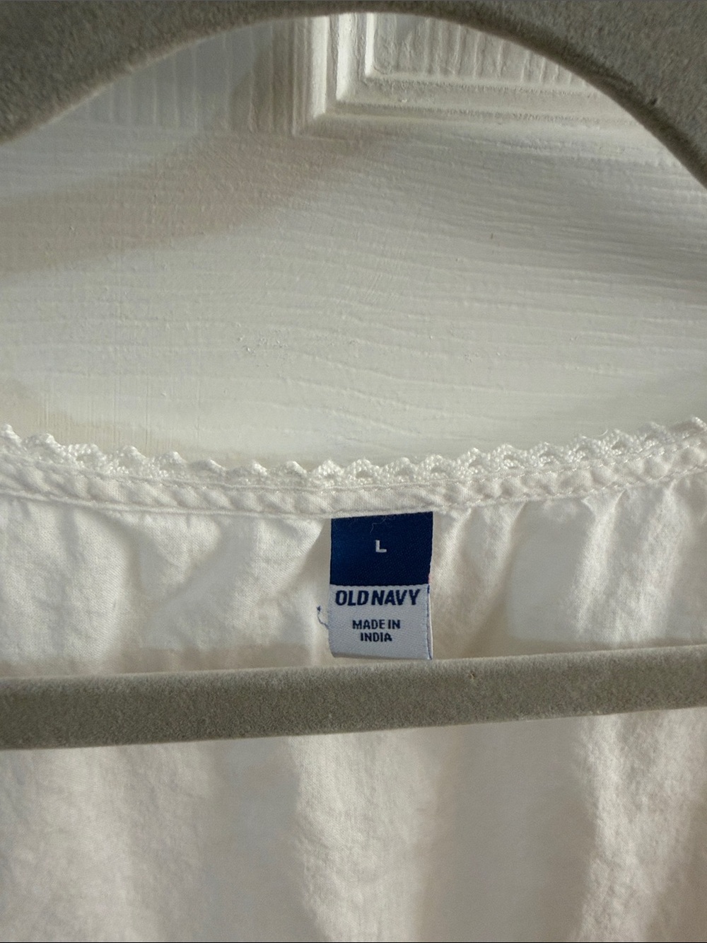Old Navy White Sleeveless Button-Front Peplum Camisole - Picture 2 of 3